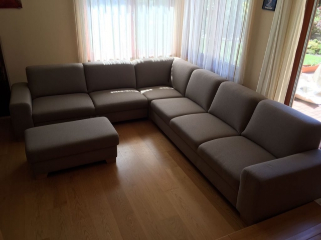 Dokonalé priestranná sedacia súprava Tomi(275x325cm) + taburet s úložným priestorom v poťahu Libra