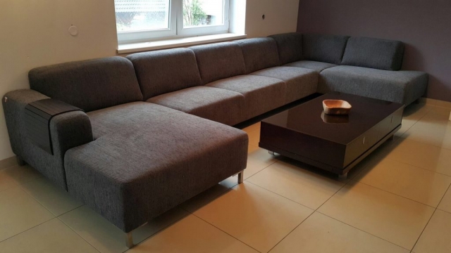Sedacia súprava Tomi U(160x440x200cm) s upravenými opierkami v španielskom poťahu Catania a so špeciálne vysokými nožičkami až 12cm.