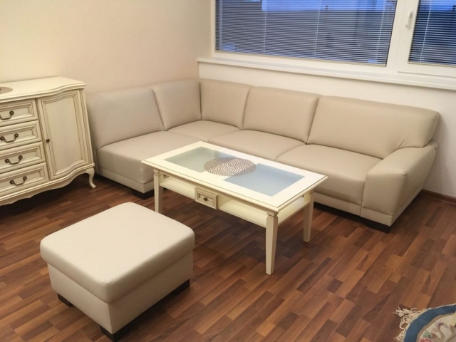 Sedacia súprava Hardy plaza v špecifických rozmeroch podľa zadania zákazníka s výsuvnými sedákmi v špeciálnej koženke pre náročné aplikácie(lode, doprava, zdravotníctvo, fitnes, exteriér...)