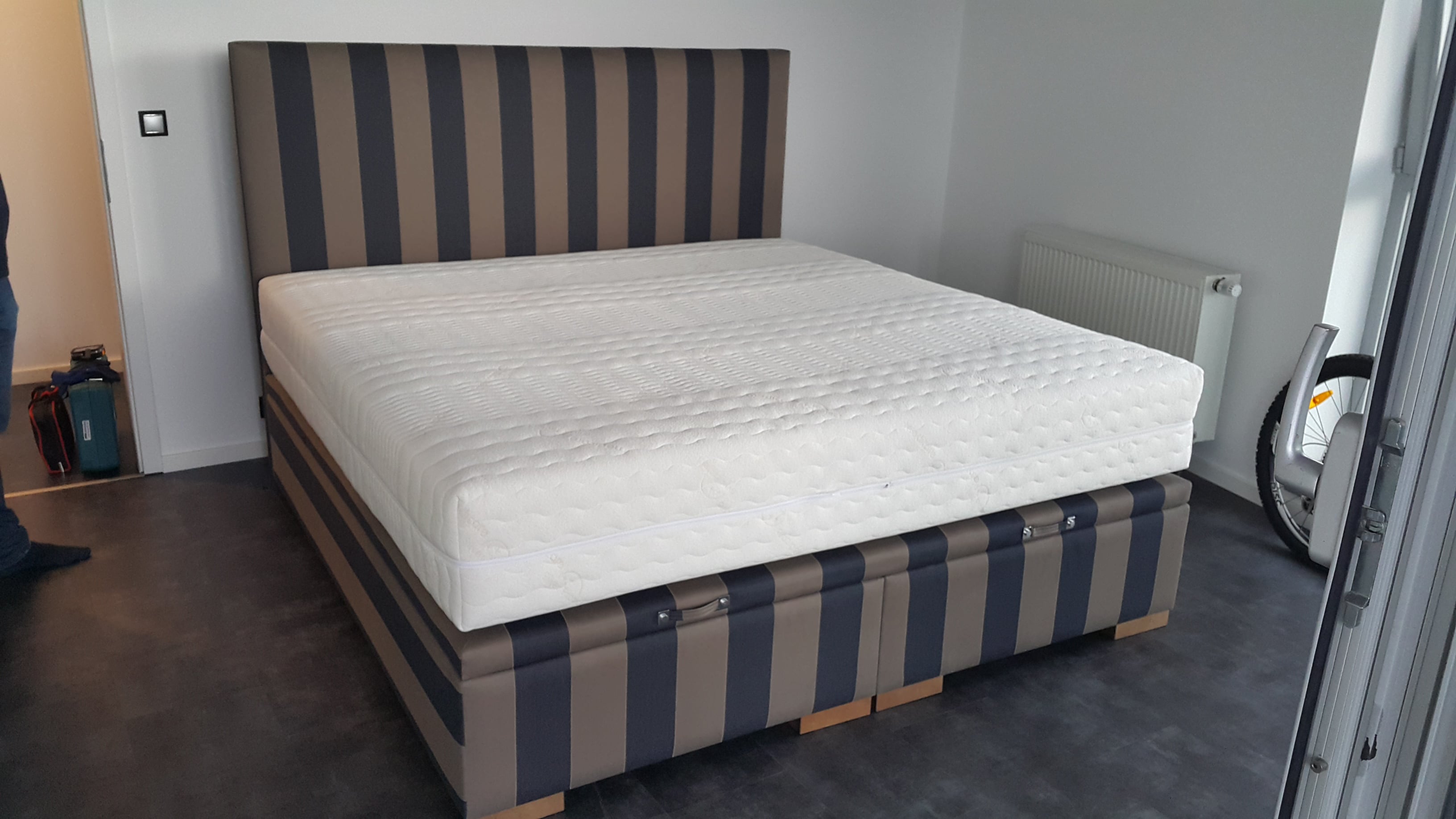 Čalúnená posteľ Klasik Lux vo verzii springbox postele + úložný priestor.Rozmer ložnej plochy 200x200cm