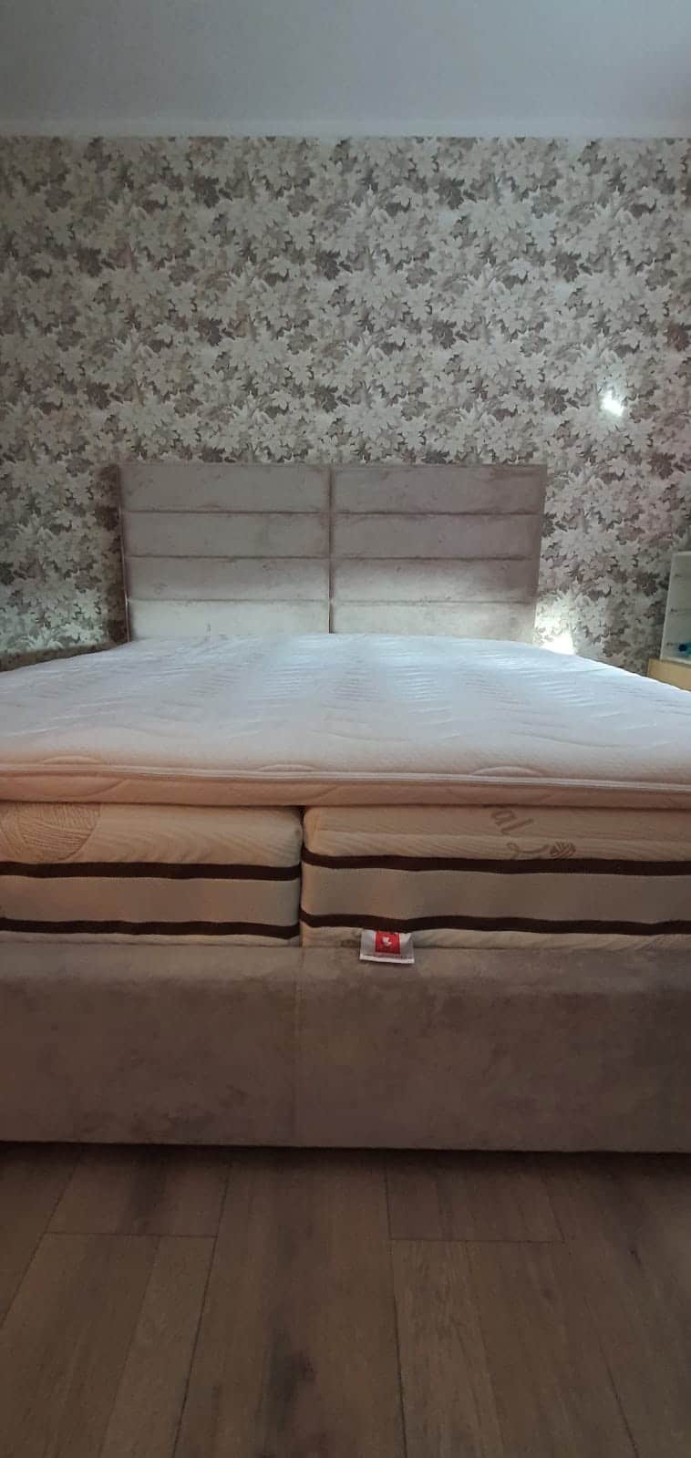 Posteľ Soft Quadro(180x200cm)s výškou čela 140cm v látke Neapol doplnená hotelovými matracmi na mieru podľa výberu zákazníka.