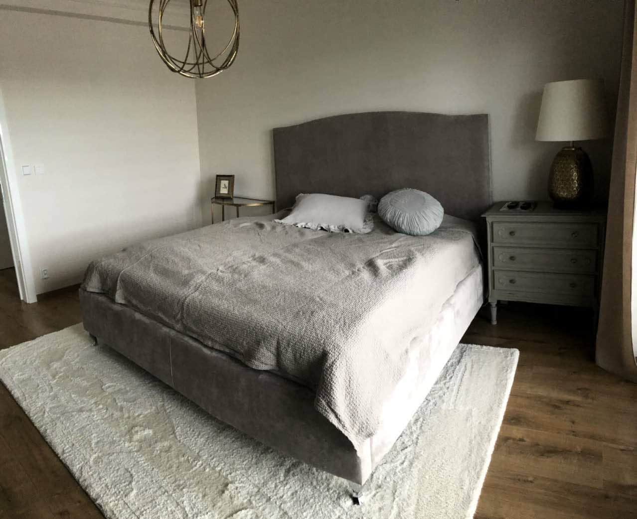 Rámová verzia postele Vintage s úložným priestorom v látke Neapol na 14cm vysokých chrómových nožičkách.