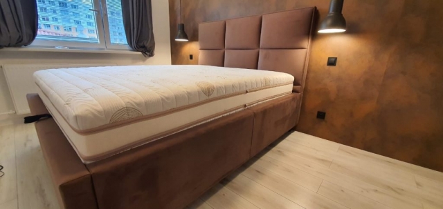 Posteľ Soft Plus(160x200cm)s výškou čela 130cm a bočnicou vysokou 40cm v látke Casablanca.
