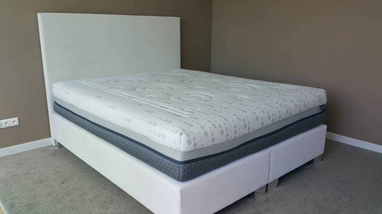 Jednoduchá a vysoká posteľ, ktorá vždy očarí. Posteľ je vo verzii springbox, rozmer ložnej plochy 210x190cm