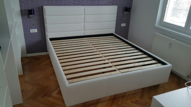 Exluzívna posteľ Double, čelo postele je charakteristické obdĺžnikovými tvarmi,ktoré ponúkajú ďalšiu možnosť riešenia postele.Rozmer ložnej plochy 180x200